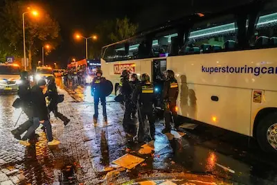 Bus 401 zat even vol met opgepakte Napoli-fans: mag de politie zomaar voertuigen vorderen?