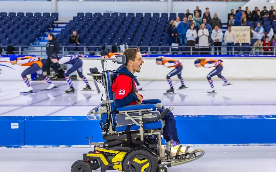 Sam (23) rijdt in Thialf urenlang rondjes voor overleden vriend Jurian en haalt duizenden euro’s op: ‘Hy hie dit geweldich fûn’
