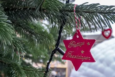 Emmaus Eindhoven houdt kerstmarkt met goedkope kerstspullen