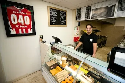 Donny is pas 16 en heeft al een eigen frietzaak én een eigen snack