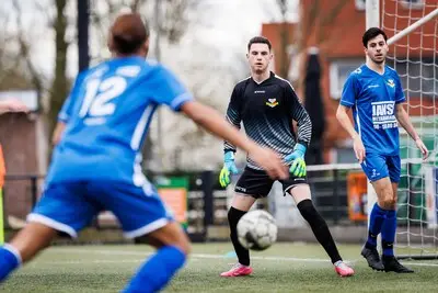 Bijzonderste dubbelrol van de amateurvelden? Koen (22) is keeper én trainer van Tilburgse vijfdeklasser