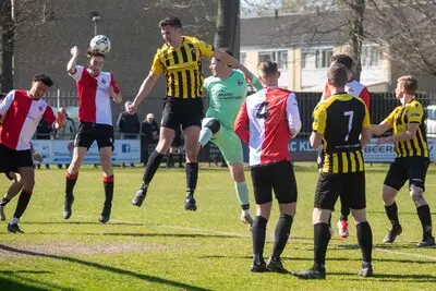 Twee hattricks in wedstrijd met twaalf (!) goals: Willem II haalt keihard uit tegen DVVC, SSC’55 wint van negen man