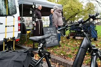Kapucijn en frater brengen oude traditie tot leven in Hilvarenbeek: ‘We worden hier een stukje gelukkiger van’