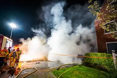 Brandweerteams wachten door brandende accu’s urenlang werkeloos op dompelbakken... hoe zit dat?
