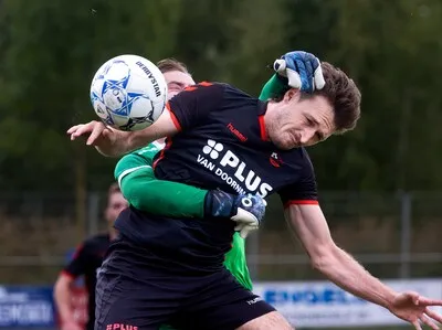 Mifano ontsnapt dankzij late treffers aan blamage tegen vijfdeklasser: ‘We dachten wel even te winnen’