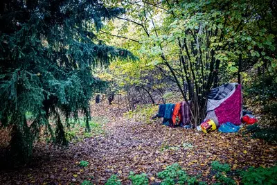 Wonen in een auto, op een camping of bij vrienden: onderzoek onthult verborgen dakloosheid