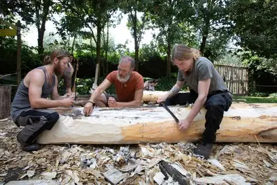 Start bouw mesolithische hut in prehistorisch kampement