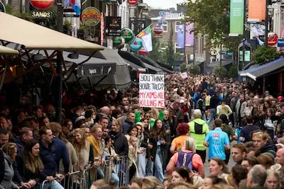 Eindhoven ondergedompeld in hardloopfeest: 38.500 lopers doen onderdeel van ASML Marathon