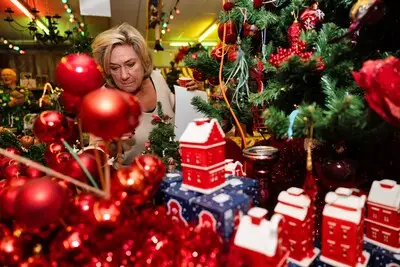 Een rij ‘van hier tot Tokio’ voor de deur van de Kerstkringloopwinkel