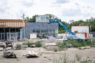 De glijbanen zijn compleet maar wanneer het nieuwe recreatiebad van de Tongelreep opengaat, is nog een verrassing