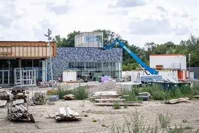 Glijbanen nieuwe Tongelreep in Eindhoven compleet, opening recreatiebad komt na jaar uitstel in zicht