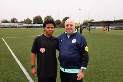 Bij ‘heel veel clubs’ zijn er te weinig scheidsrechters, maar bij UNA niet: ‘Spelers melden zichzelf aan’