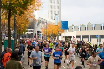 Agenten delen aangrijpend verhaal over reanimatie van halve marathonloper in Eindhoven: ‘Publiek hielp ons’