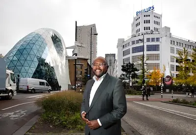 Van het asielzoekerscentrum naar de Tweede Kamer: Mpanzu Bamenga (40) schrijft levensverhaal vol pijn en dromen