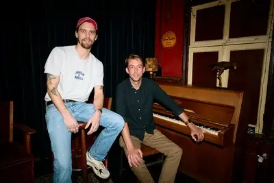 Dylan van Meurs brengt nostalgische ‘Manic Mondays’ van zijn vader terug in huiskamer ‘t Rozenknopje