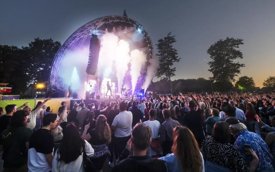Rapper (22) slaat twee mannen neer en vernielt politieauto tijdens festival in Drachten: zes maanden cel