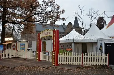 Sinterklaascircus geeft plek bij het kasteel niet zomaar op: ‘Gele kleur van gras trekt snel weg’