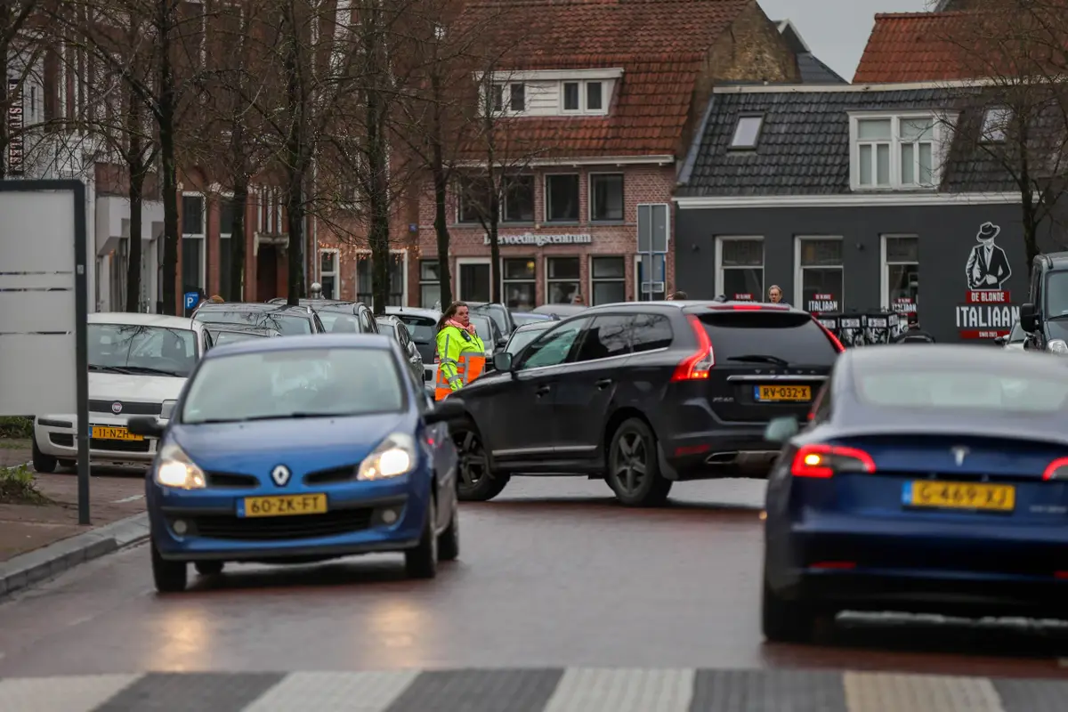 Honderd boetes per dag, maar Sneek blijft autoluw. Pogingen tot wijzigingen mislukken in de raad