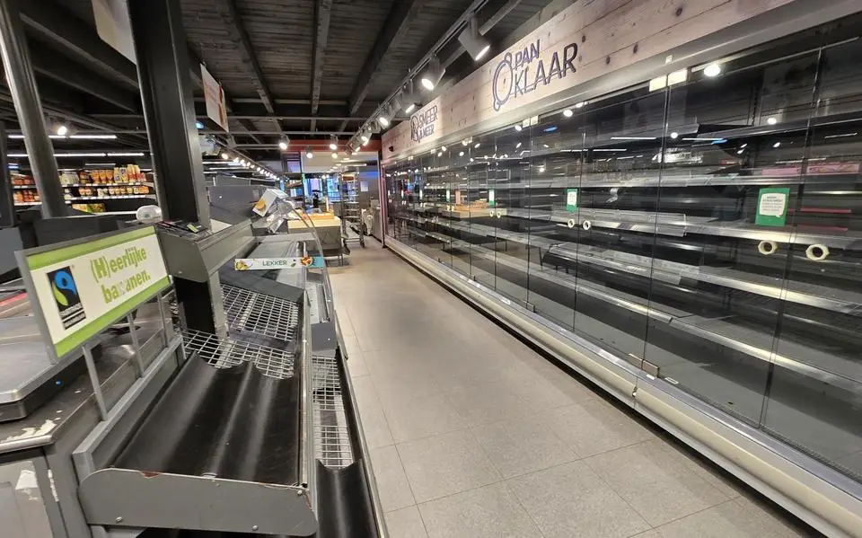 Vlieland tast in het duister over lege schappen in de SPAR. Wat is er aan de hand?