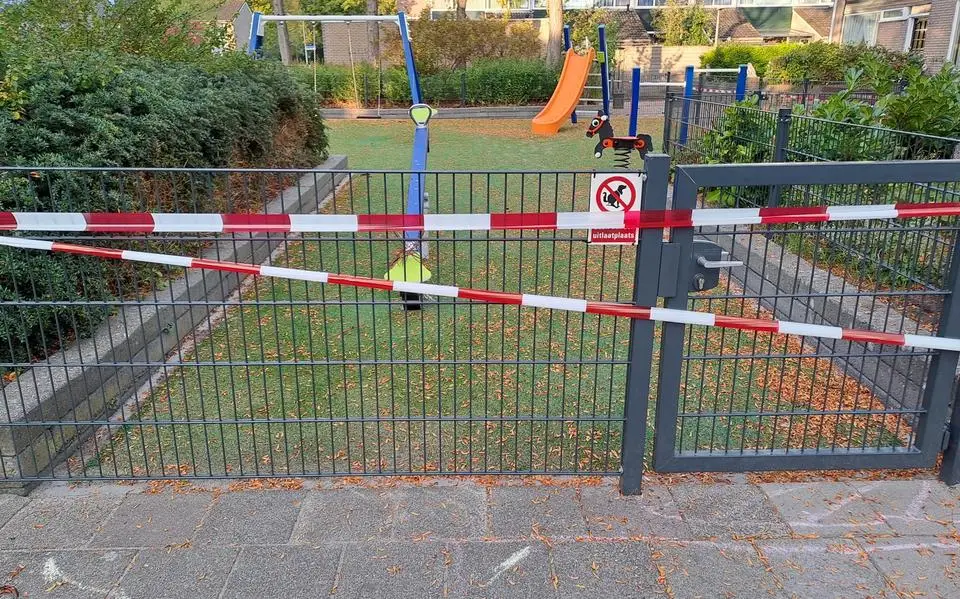 Leeuwarder speeltuin ligt bezaaid met vlijmscherpe stekels van de valse christusdoorn. Beheerder Roelof is er klaar mee en gooit de boel op slot