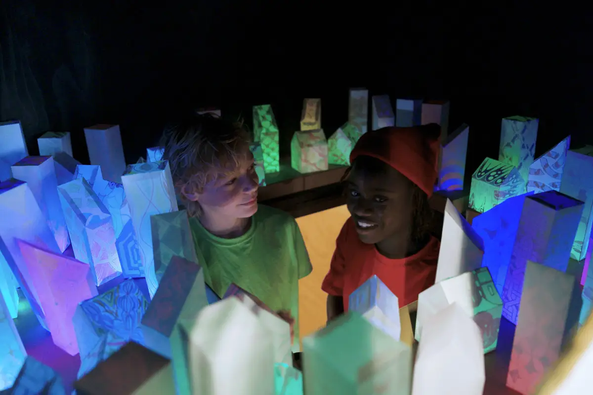 Droomstad komt tot leven: kinderen ontwerpen en maken hun eigen stad voor lichtfestival Glow