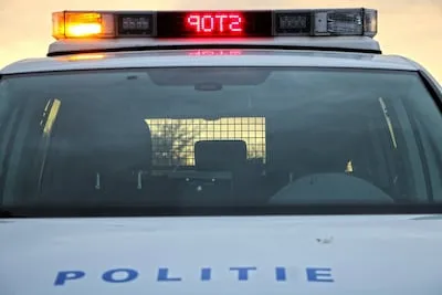 Automobilist (21) uit Veldhoven raast al zigzaggend over A2 bij Best, maar mag rijbewijs houden