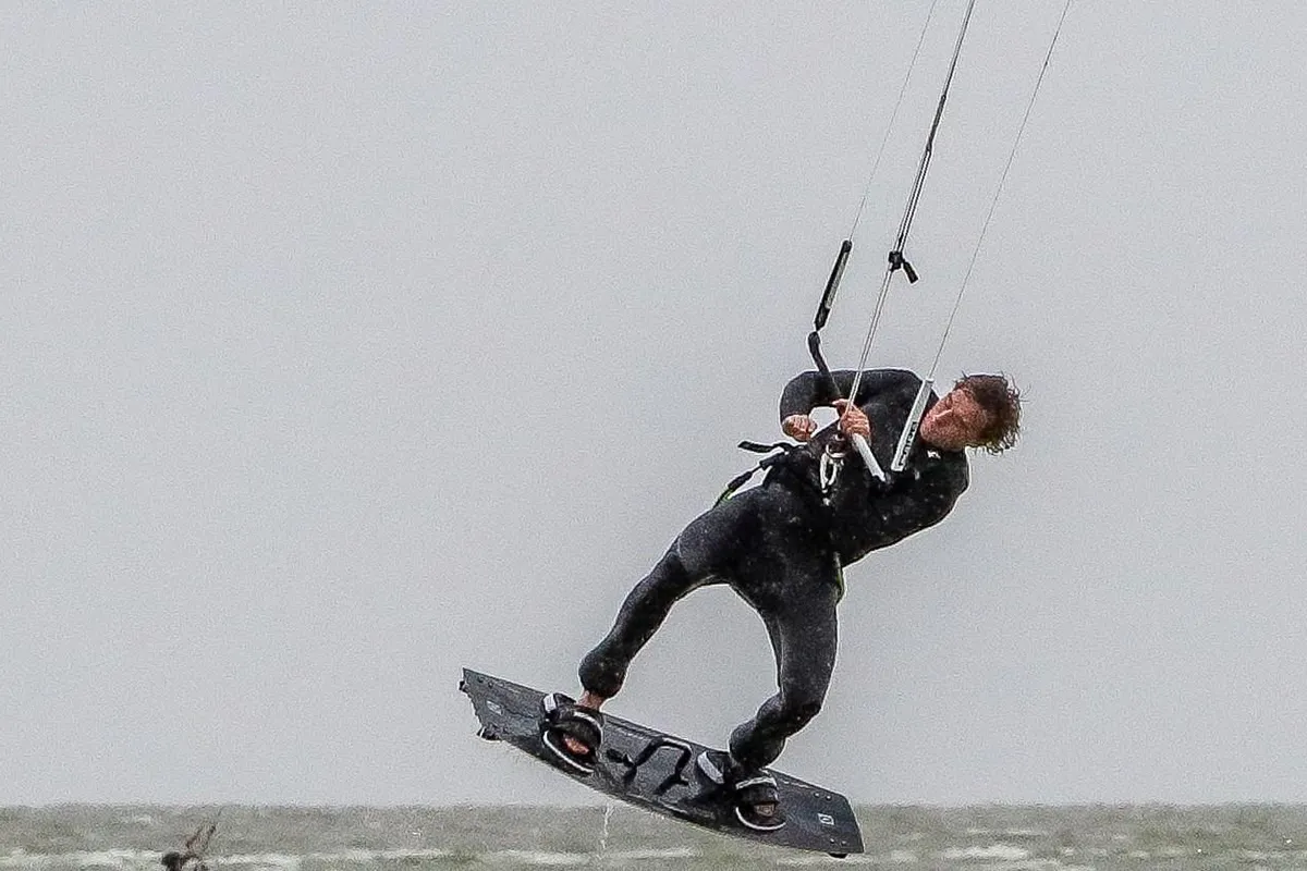 Ellende door storm Benjamin? Niet voor kitesurfer Ian (21) uit Workum. ‘Ik vaar graag wat overpowered’