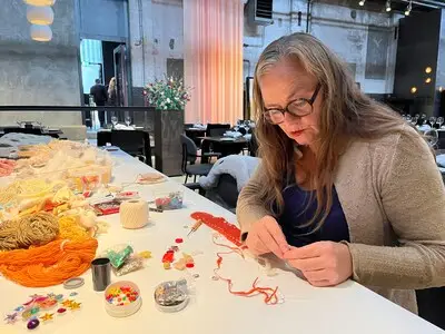 Van angst naar creatie: persoonlijke verhalen uit Oekraïne verwerkt in textielkunst tijdens expositie