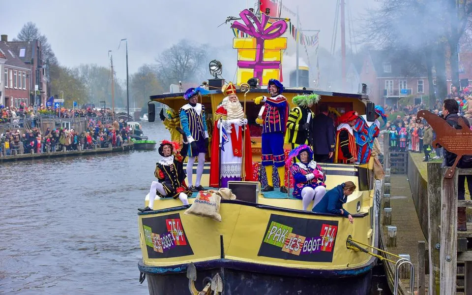 Sinterklaasintocht in Dokkum gered. ‘Budget’ Sint komt aan in het donker