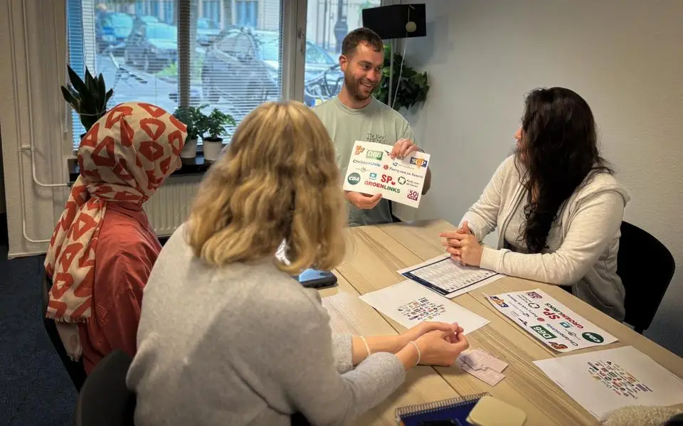 Jan Willem uit Leeuwarden helpt nieuwkomers verkiezingsprogramma’s beter te begrijpen: ‘Veel Friezen begrijpen het ook niet goed’
