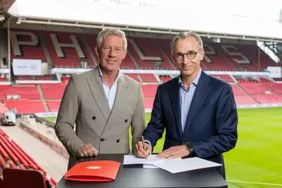 De topman van Philips is vurig PSV-supporter en haalt de banden met de club aan: ‘Kom maar op, met die extra ring op het Philips Stadion’