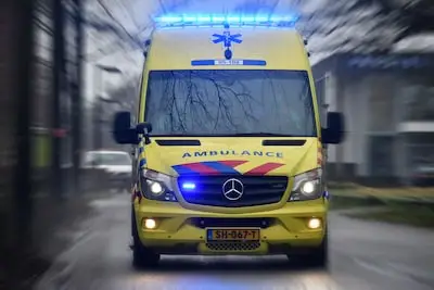 Pakketbezorger (29) steekt met busje gevaarlijke kruising in Bergeijk over, daarna klinkt een enorme knal: ‘Ik heb hem echt niet gezien’