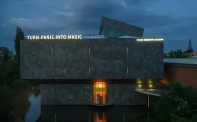 Turn Panic into Magic te zien gevel Van Abbemuseum in Eindhoven