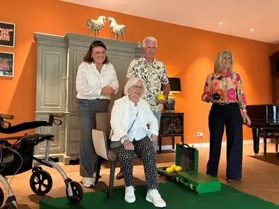 Hennie en Wilma zorgen samen voor reuring in zorgvilla:  ‘Ze bezorgen ons telkens een blije dag’