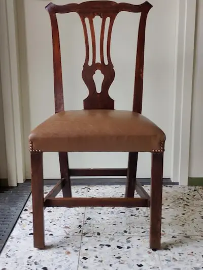 Bets geeft een slaapkamerinrichting weg en wie kan er 6 antieke stoelen gebruiken?