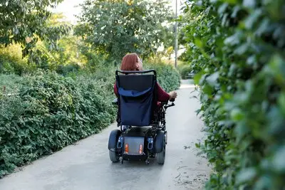 Opfristraining scootmobiel rijden in de sporthal