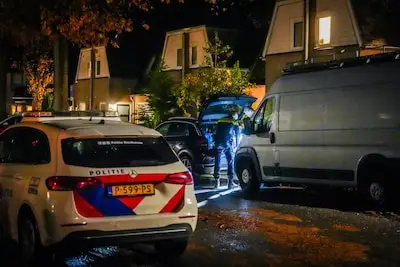 Man (26) opgepakt na vondst wapen, woning en auto’s in Aalst doorzocht