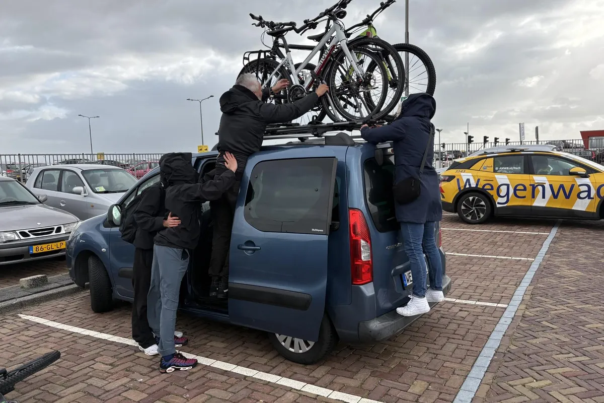Een krachttoer uithalen om je fiets op de auto te krijgen. ‘We gaan het proberen’, zegt Duitse familie in Holwert