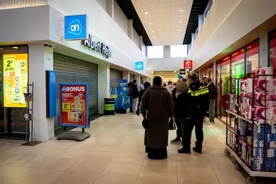 Monteur probeert CO₂-lek te dichten bij Tilburgse Albert Heijn, andere winkels weer open: ‘Personeel is nu druk bezig’