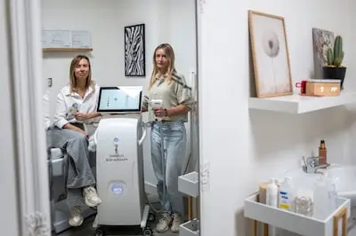 Gevlucht uit Oekraïne slaan vriendinnen Yuliia en Olya hier de handen ineen