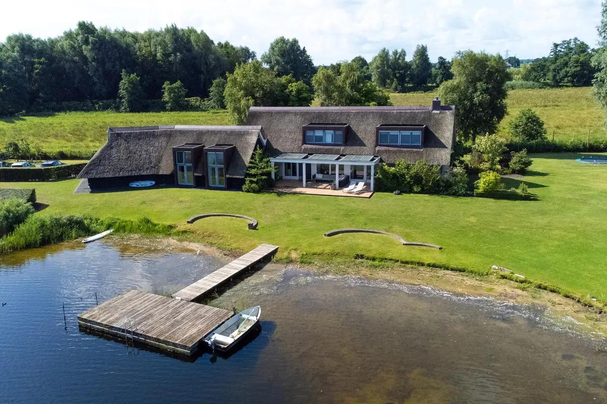 Met een speedboot over je eigen meer? Dit huis met 35 hectare grond staat te koop in Tytsjerk