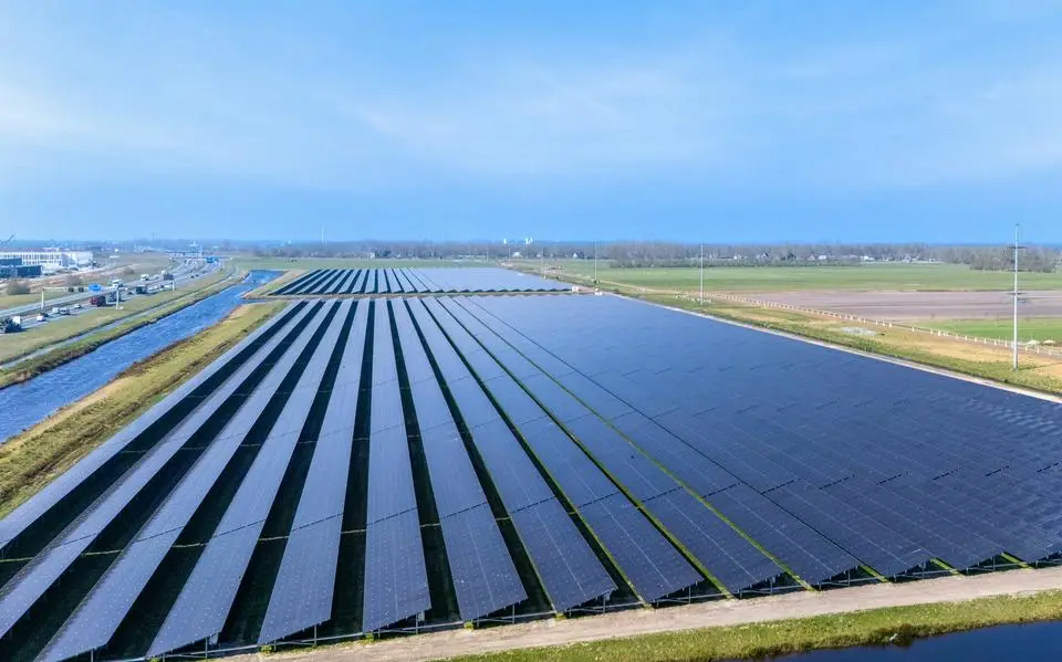 Op deze plekken langs Friese wegen is plek voor zonnepanelen, denkt het Rijk