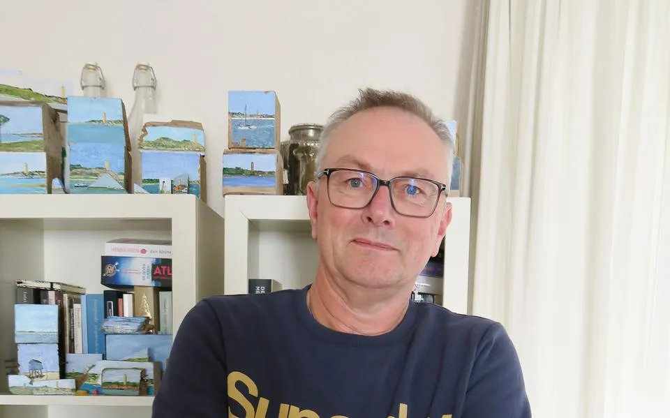 Peter (59) uit Langezwaag maakt mini-schilderijtjes op gejut hout van de Wadden: ‘Ik geef ze weg of laat ze daar achter, zo geef ik het terug aan de eilanden’
