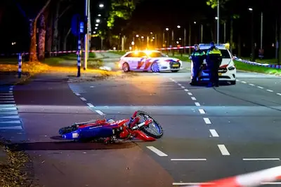 Crossmotorrijder (19) gewond na aanrijding tijdens achtervolging in Tilburg