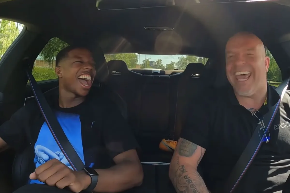 Tyrell Malacia bij Andy in de auto (video)