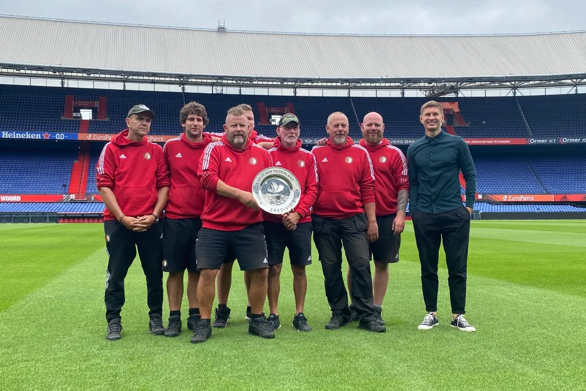 Feyenoord ontvangt schaal voor 'Beste Veld in de Eredivisie'