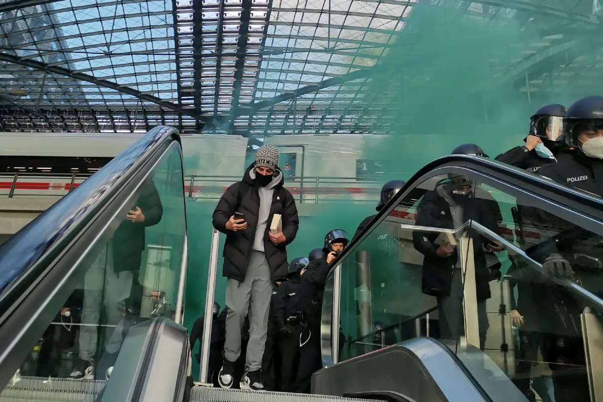 Eerste Feyenoord-supporters arriveren zingend in Berlijn