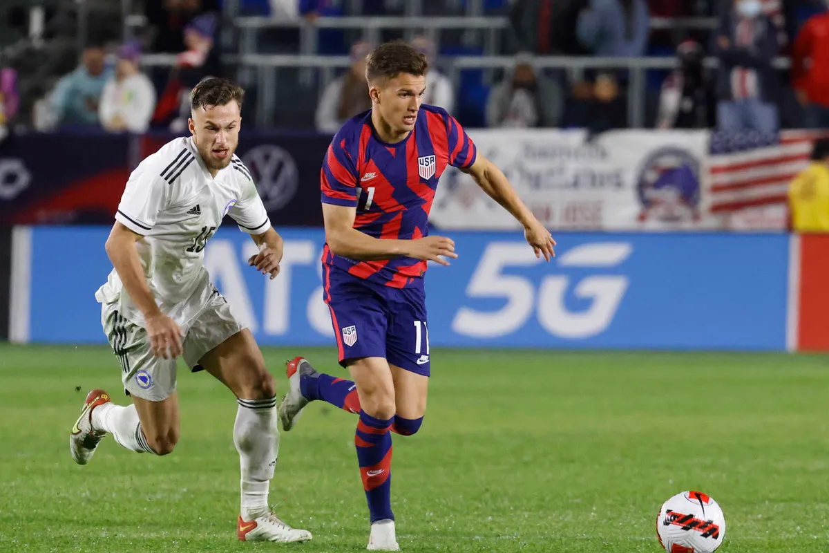 'Feyenoord wil middenvelder Cole Bassett huren'