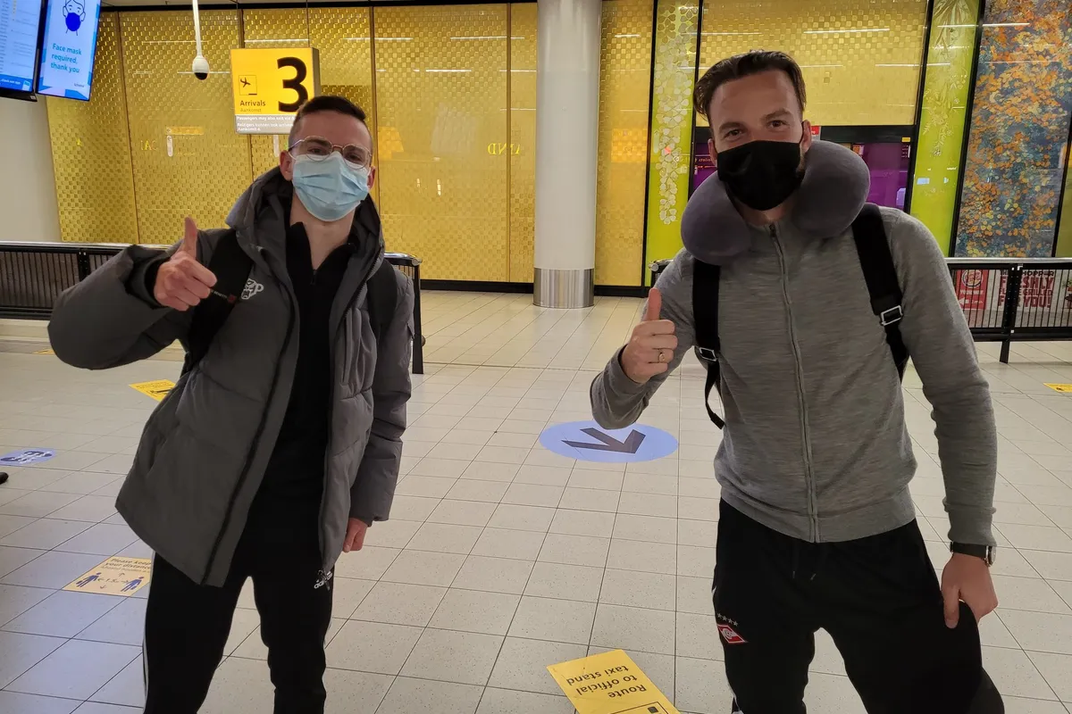 Supporter verwelkomt Hendrix op Schiphol