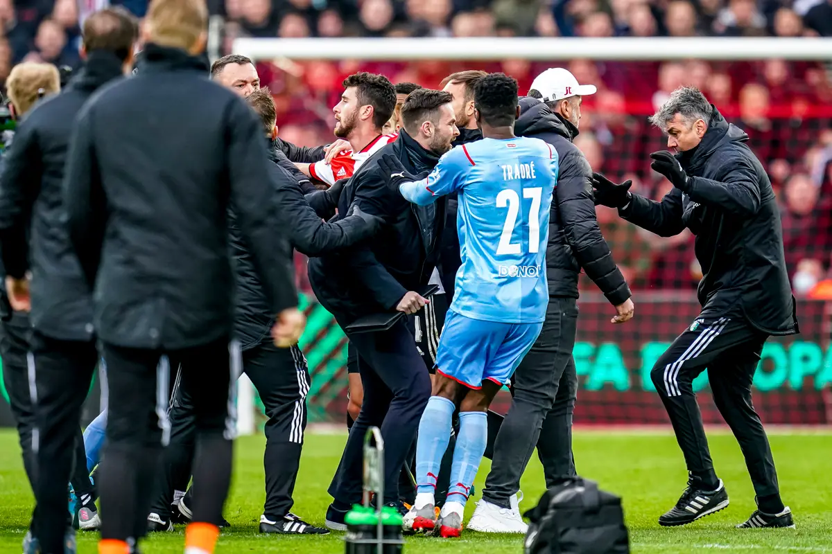 ''Spelers gaan dan ook meer ageren tegen de scheidsrechter''